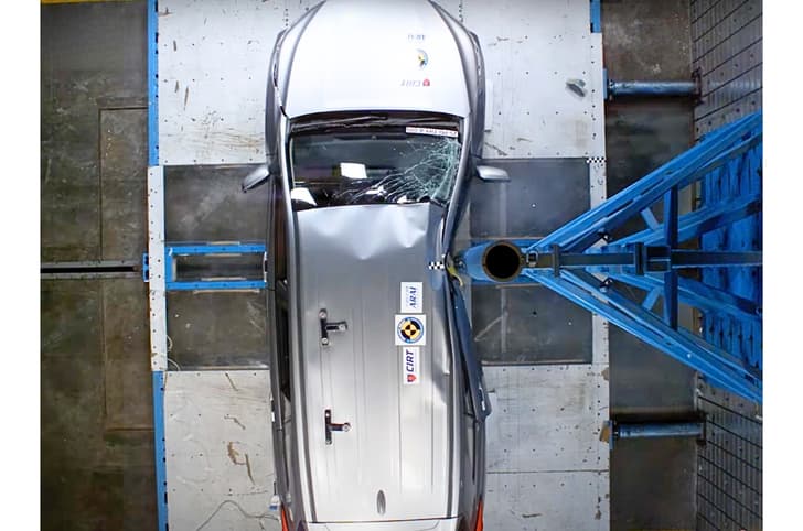 Toyota Innova Hycross BNCAP side pole impact test